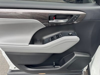 2022 Toyota Highlander Hybrid Platinum