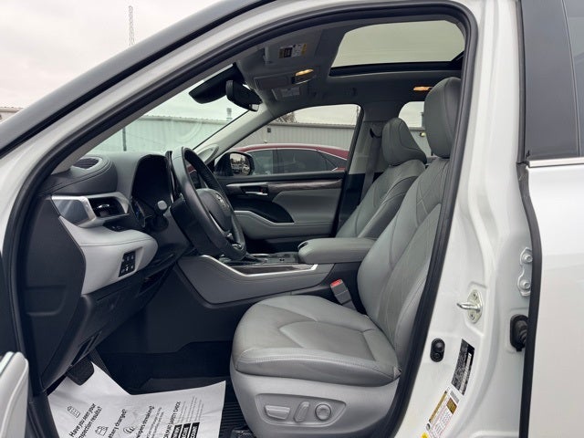 2022 Toyota Highlander Hybrid Platinum