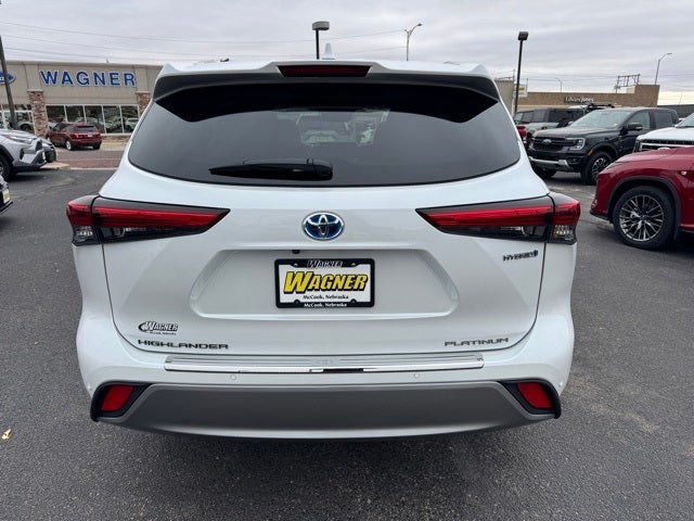 2022 Toyota Highlander Hybrid Platinum