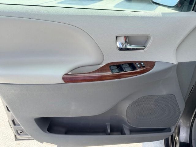 2014 Toyota Sienna XLE 8 Passenger